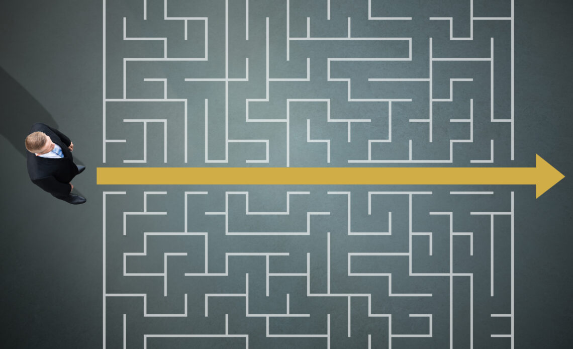Dessin d'une flèche allant de gauche à droite traversant un labyrinthe
