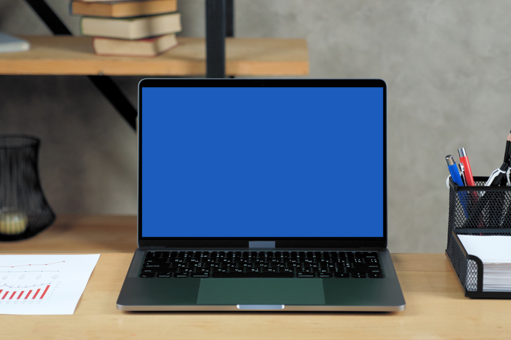 ecran bleu de l'ordinateur posé sur un bureau