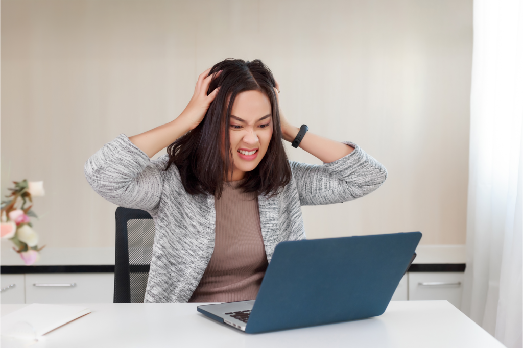 Femme énervée devant un ordinateur qui ne s'allume pas