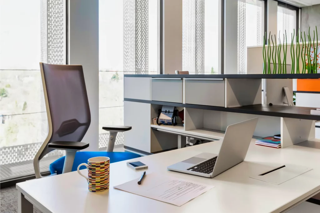 Bureau avec un ordinateur et une chaise vide, illustrant un abandon de poste