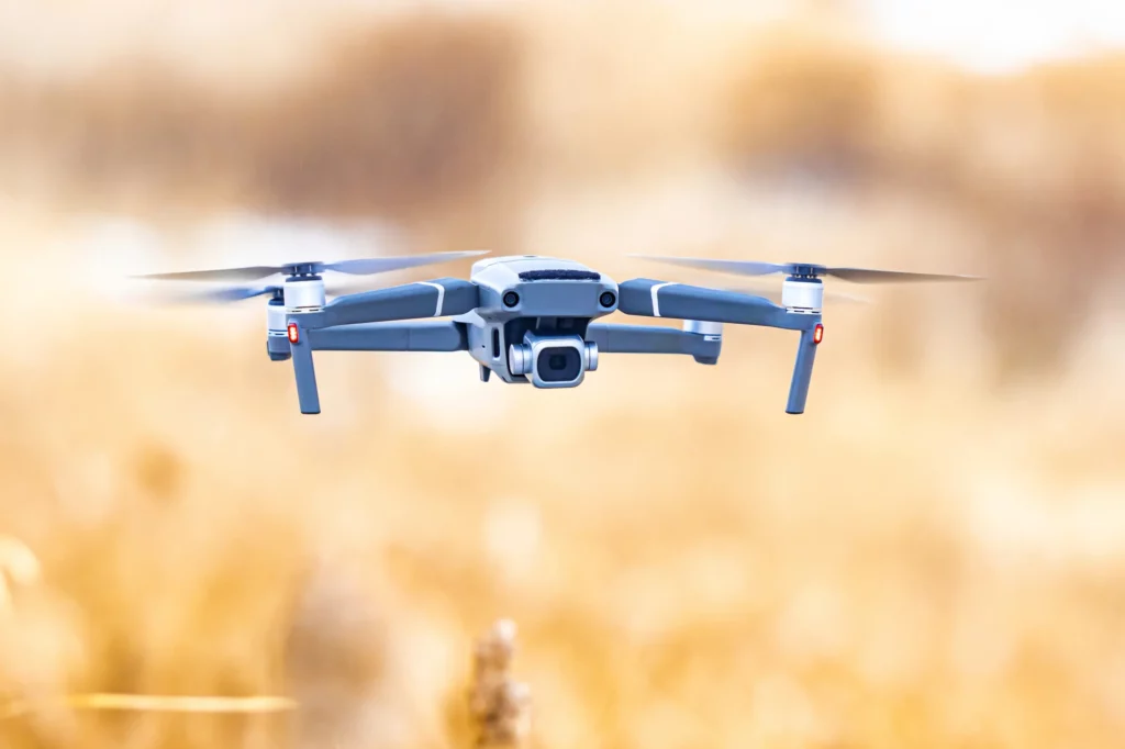 Drone volant en plein air sur un fond flou, illustrant un constat établie grâce à un drone