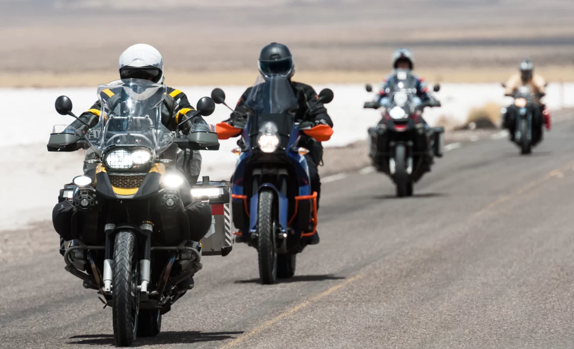 4 motos sur une route, les uns après les autres