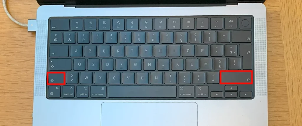 Clavier d'un MacBook avec la touche Maj du clavier cerclée de rouge