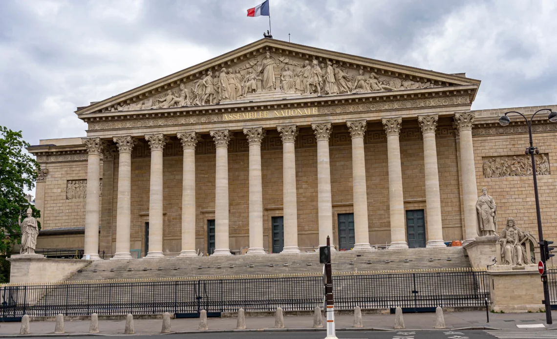 L'assemblée nationale française pour illustrer la loi sur le tapage nocturne