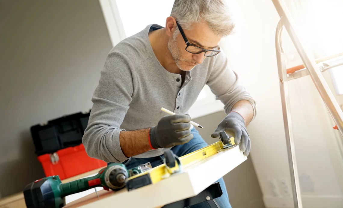 Bricoleur en train de mesurer avec un centimètre