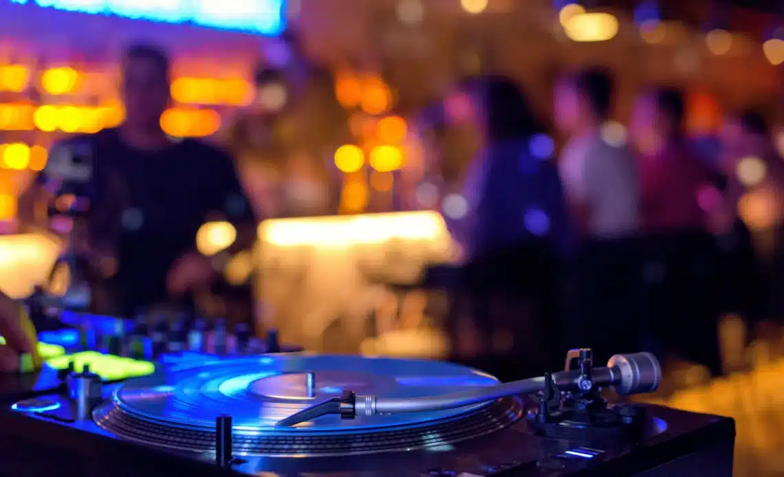 Intérieur d'une salle des fêtes avec un tourne disque et un bar pour illustrer le bruit de la fête