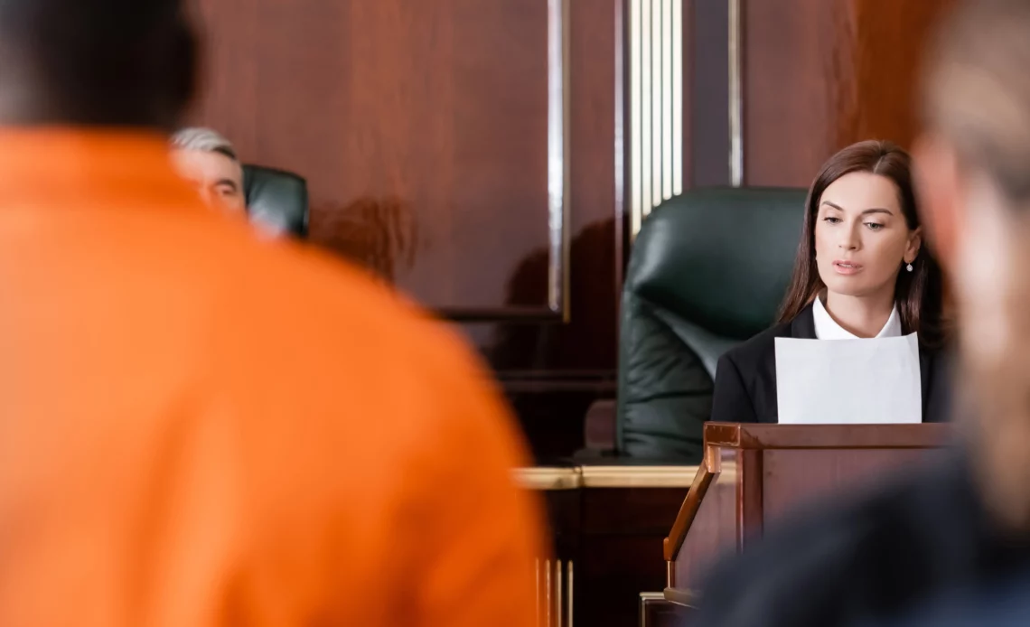 Audience de conciliation de deux personnes devant un juge avant une saisie sur salaire