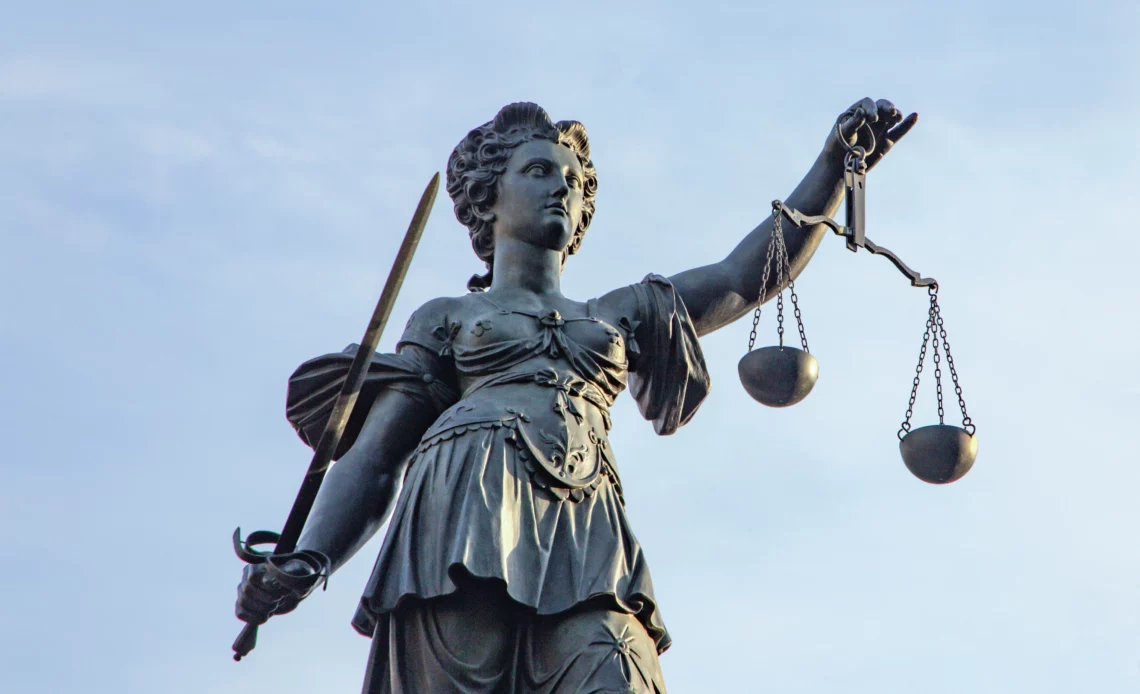 Statue de la justice avec la balance et le glaive pour illustrer le titre exécutoire