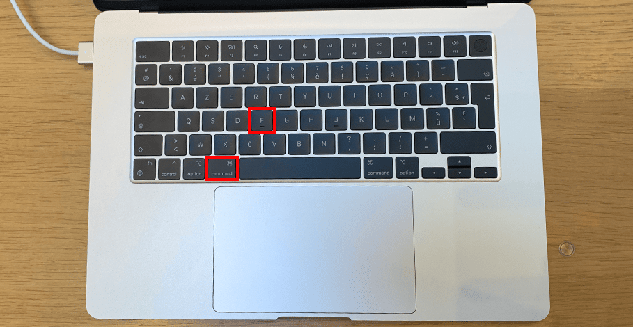 Clavier mac avec les touches command et f cerclées de rouge